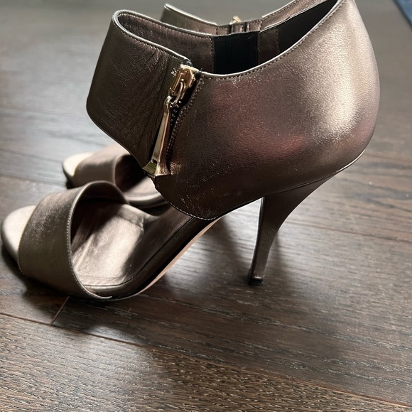 GUCCI Metallic Strap 4” Heels Size 36.5 - Picture 10 of 14